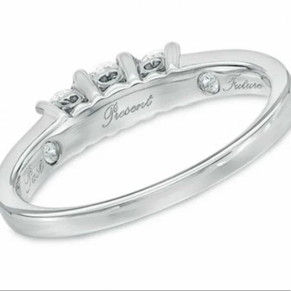 1/2 Carat Diamond ring 14k white gold - Picture 3 of 6